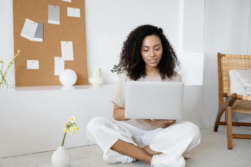 2025-07-31_Sarah Rodemer_Blogbeitrag Titelbild_Frau am Laptop_Marketing für Yogalehrerinnen