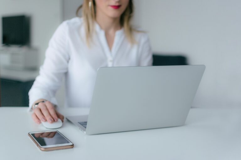 2025-10-19_Sarah Rodemer_Blogbeitrag_Diese 9 E-Mail Marketing Kennzahlen solltest du kennen_Titelbild